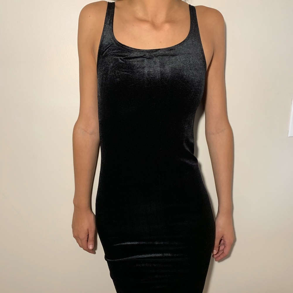 Black velvet midi body on dress
